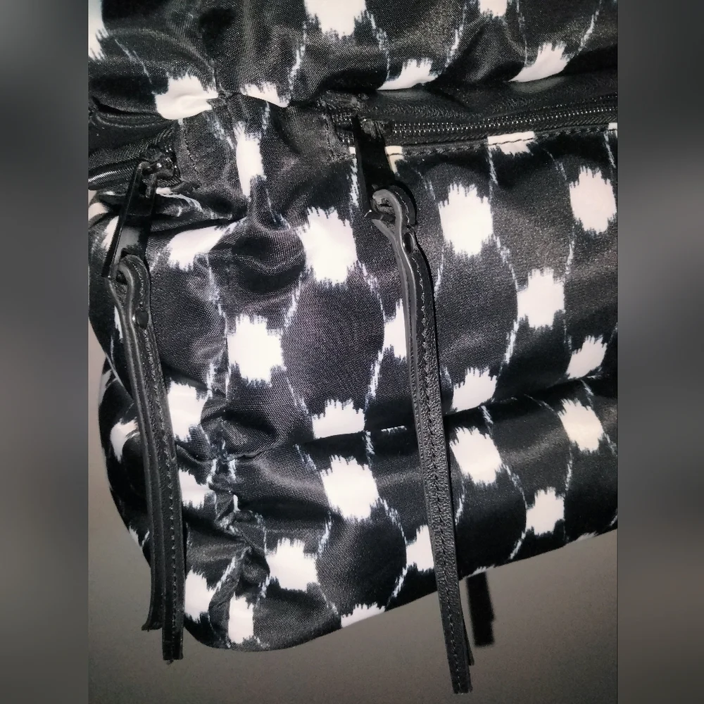 LuLu Sport New York (Black & White) Ikat Pattern Stream Line (Puffer) Tote Bag
